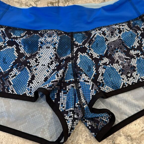 ✨ Limited Edition Blue Snake Skin Lululemon Speed Up Shorts - Size 8, NWOT - Picture 2 of 4